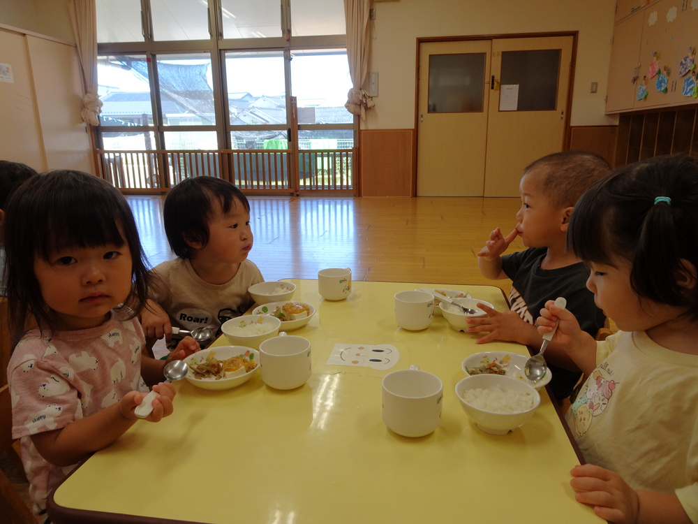 給食を食べている様子 (3)