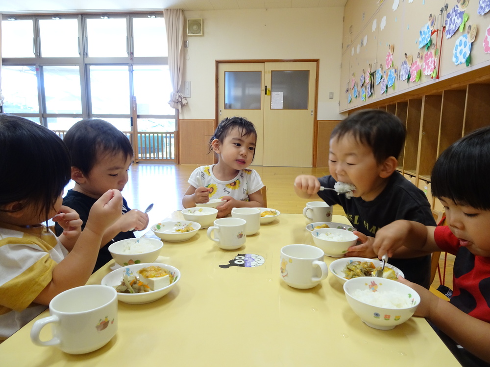給食を食べている様子 (4)