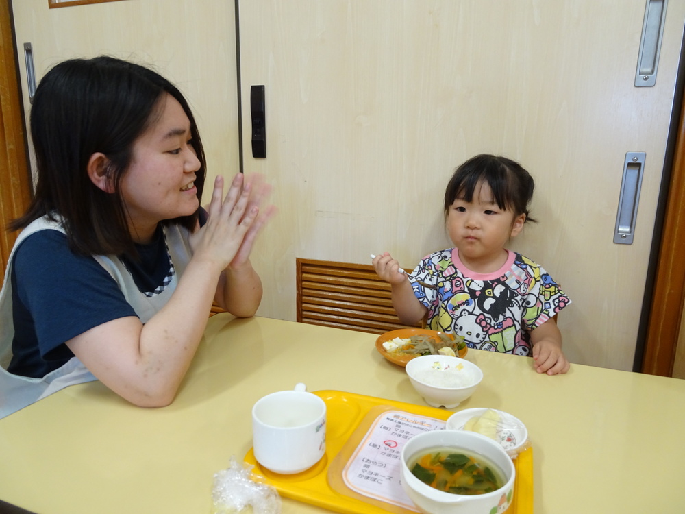 給食を食べている様子 (5)