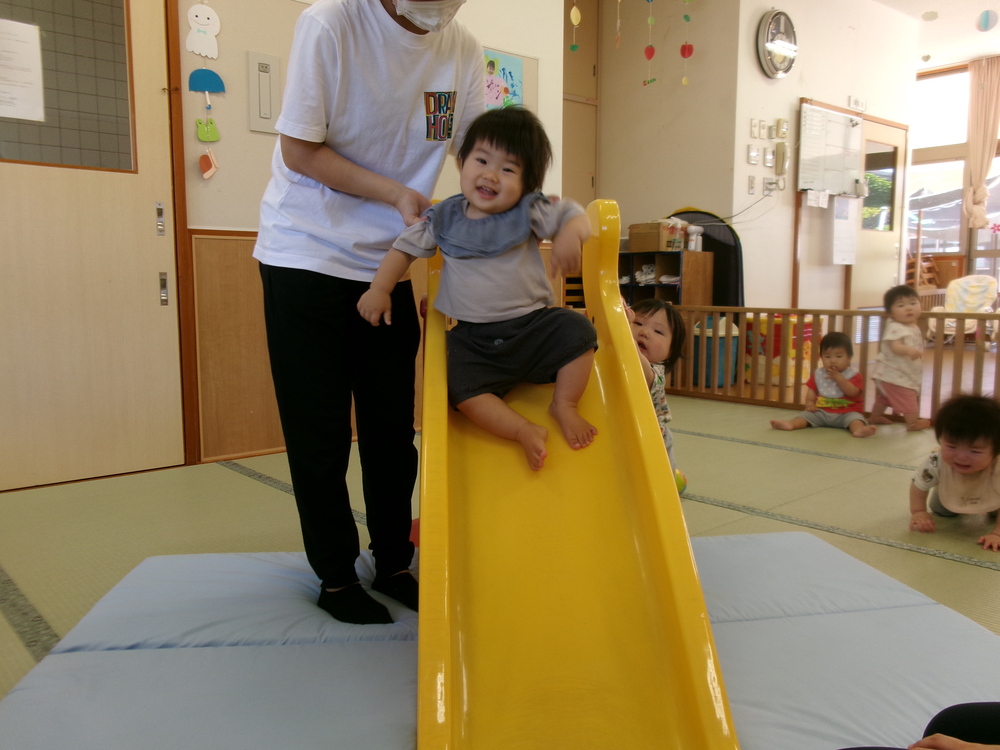すべり台で遊んでいる様子