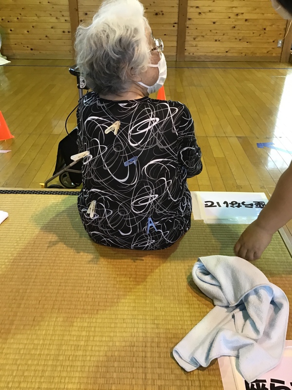 背中に洗濯ばさみを付けタオルで擦り落とします