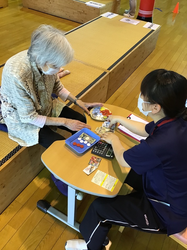 買いたい物を選び、お金を払います