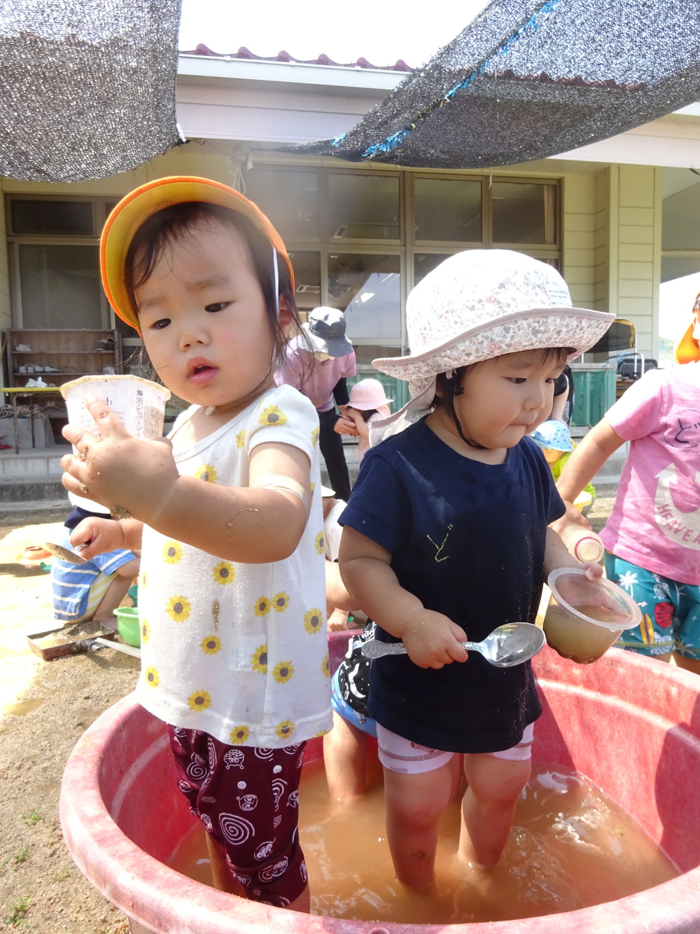 泥んこ遊びをする様子