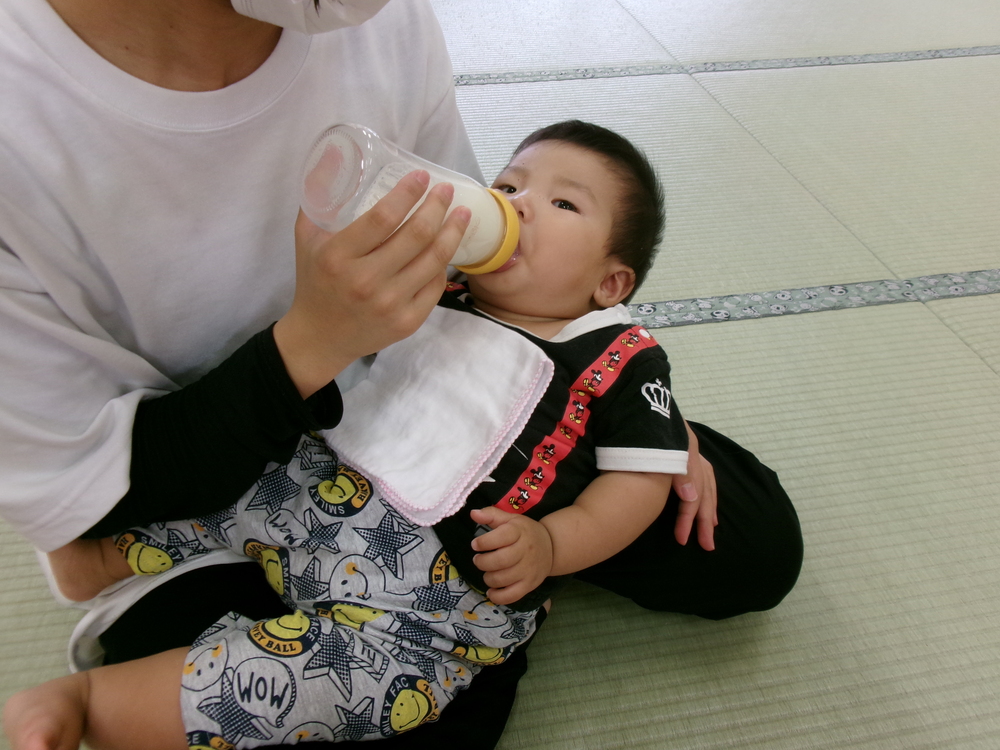 ミルクを飲む