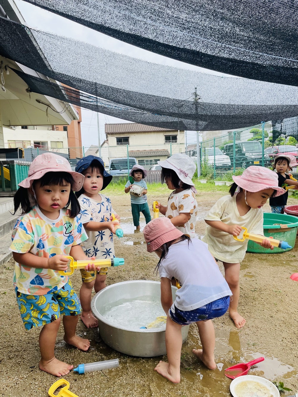 泥んこ遊びを楽しむ子ども (1)