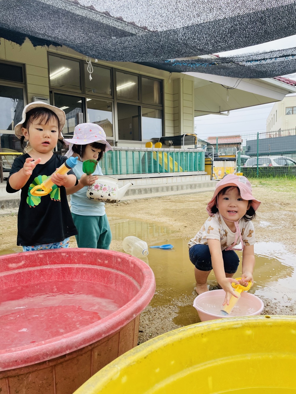 泥んこ遊びを楽しむ子ども (2)