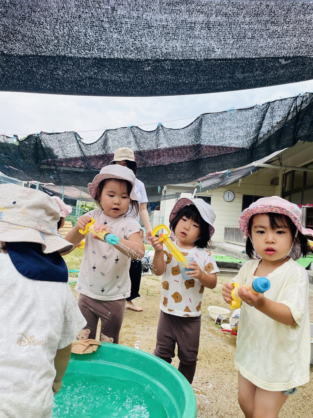 泥んこ遊びを楽しむ子ども (3)