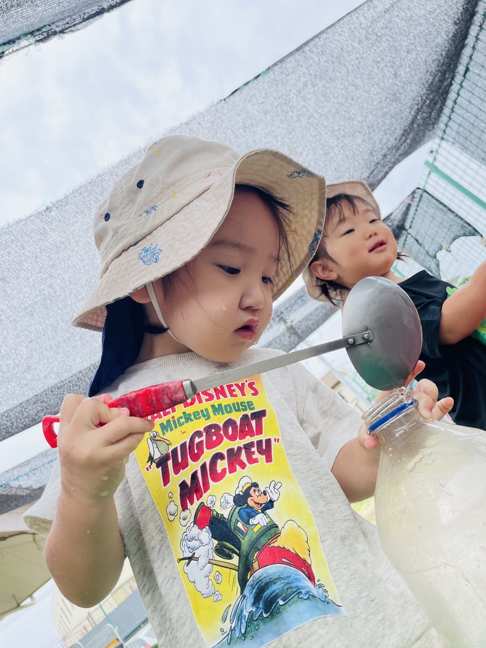泥んこ遊びを楽しむ子ども (4)