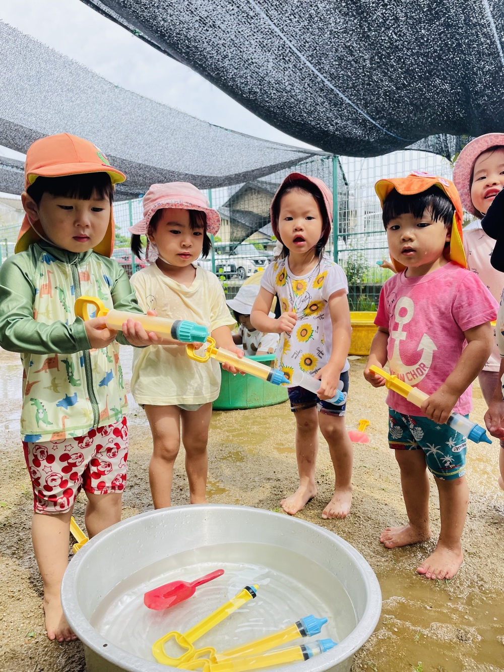 泥んこ遊びを楽しむ子ども (5)