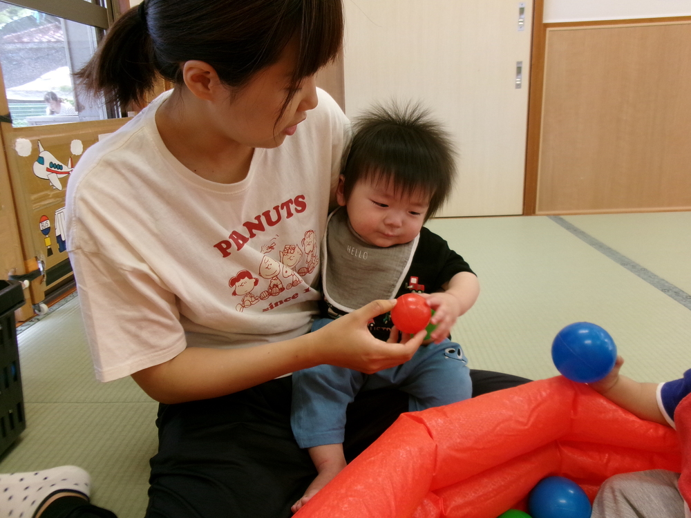 ボールで遊ぶ子ども（１）