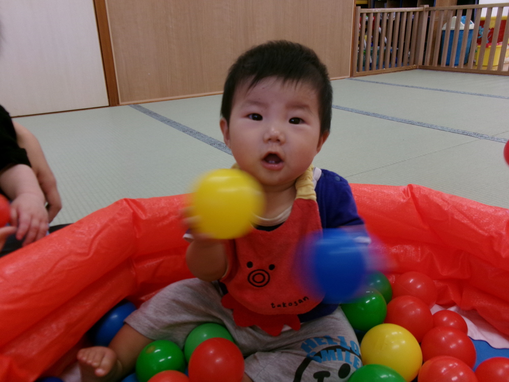 ボールで遊ぶ子ども（２）