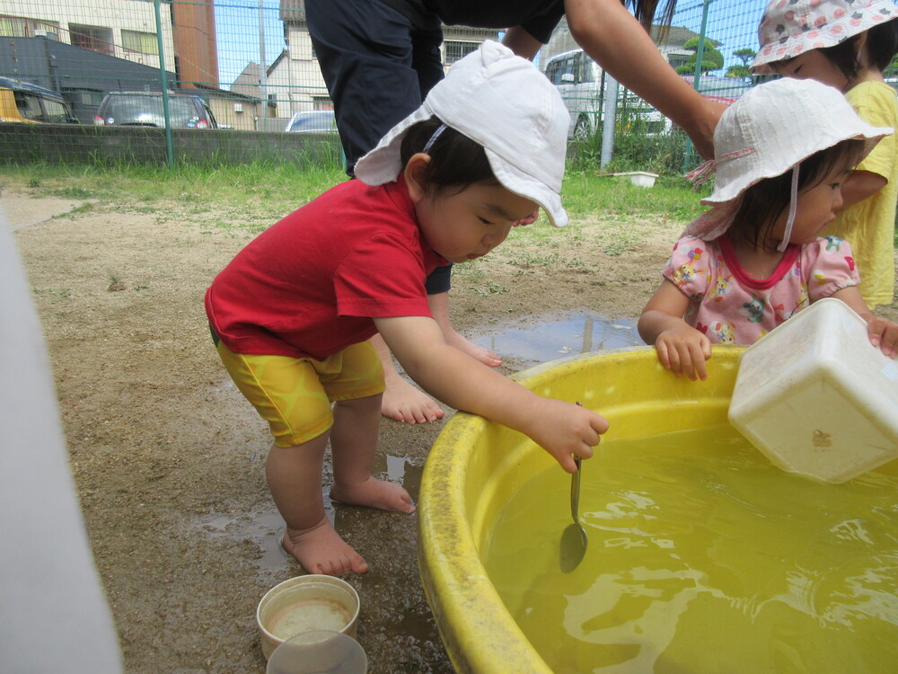 どろんこ遊びの様子 (2)