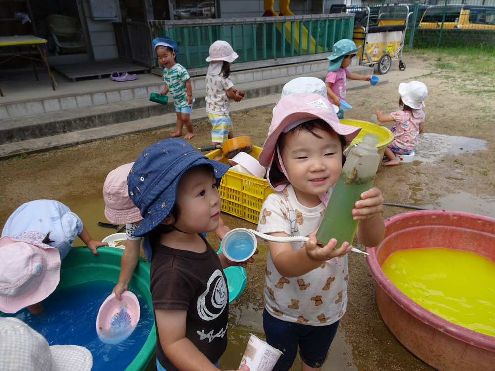 色水で遊ぶ子ども達