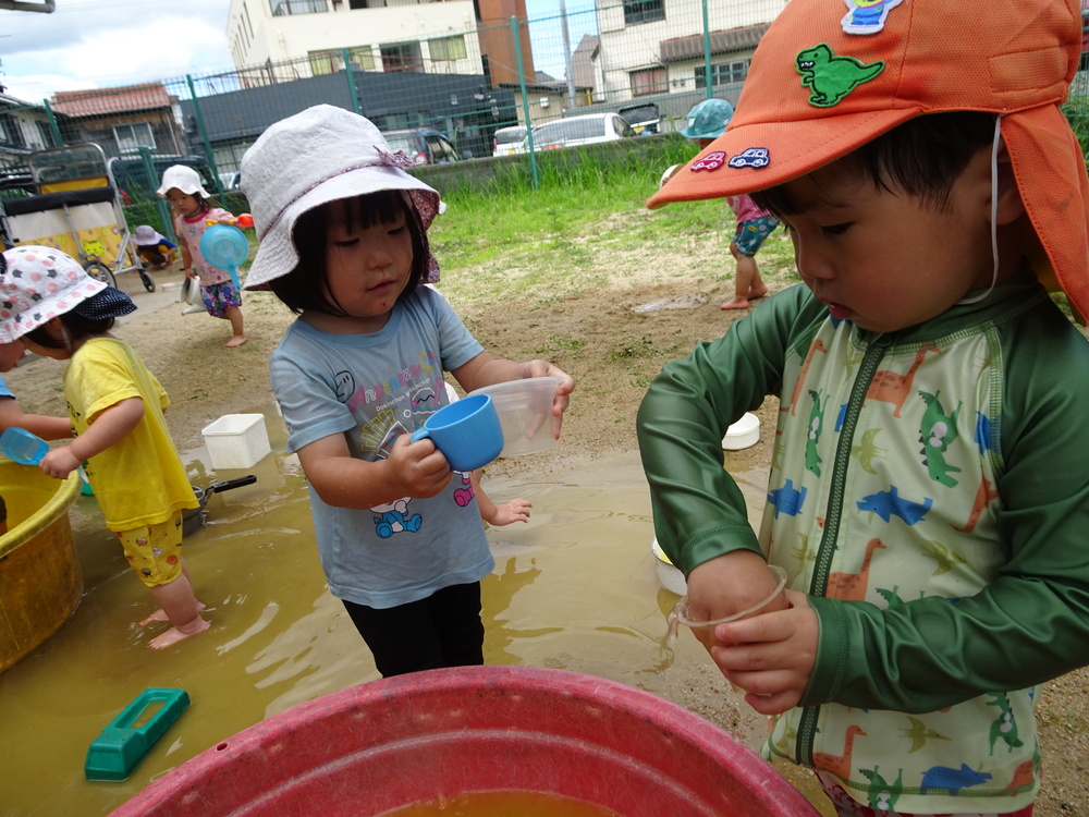 色水で遊ぶ子ども達 (2)