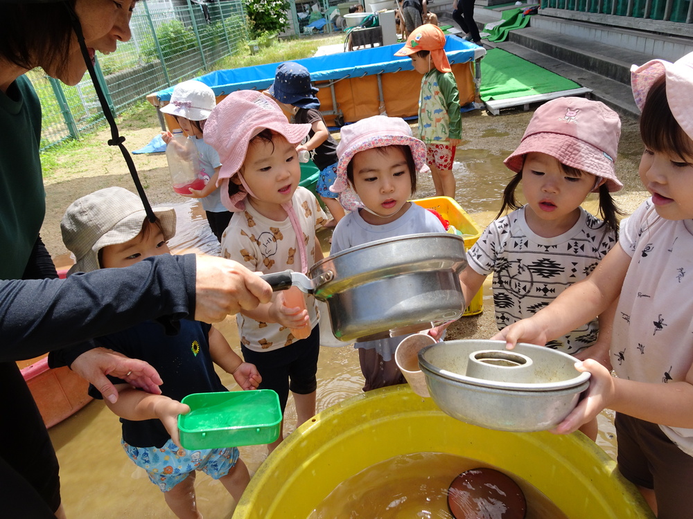 色水で遊ぶ子ども達 (3)