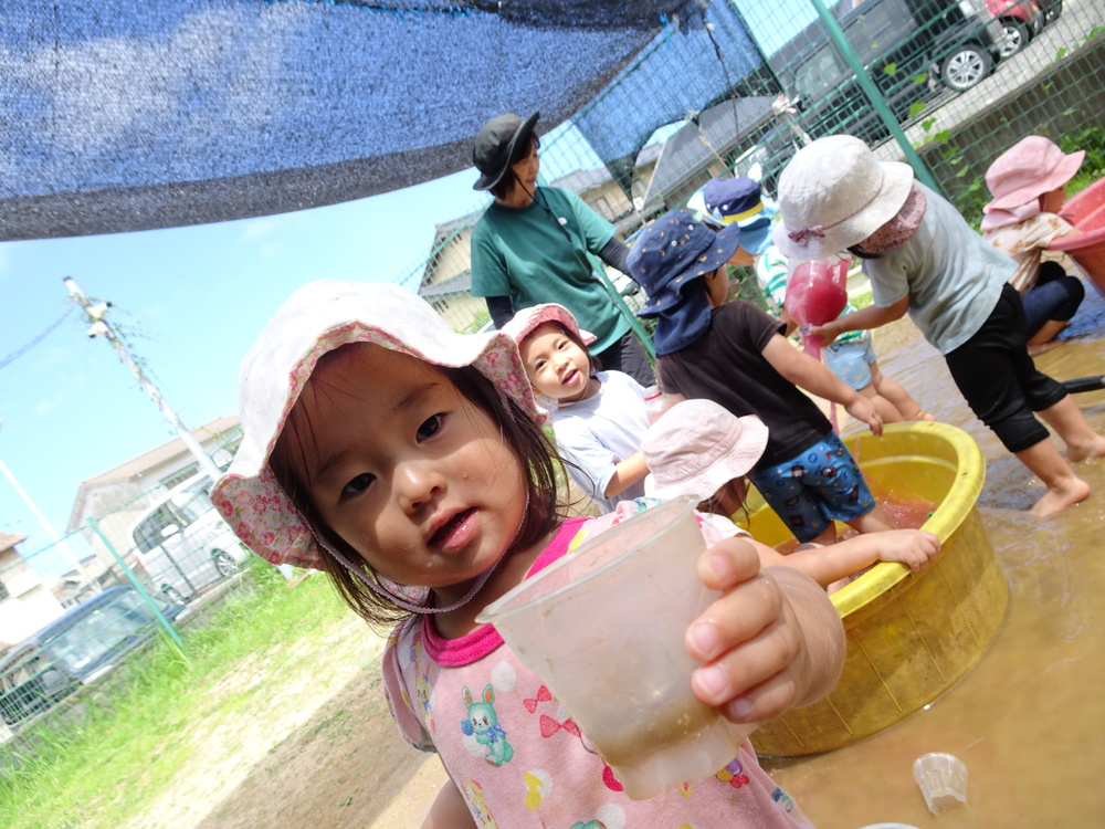 色水で遊ぶ子ども達 (5)