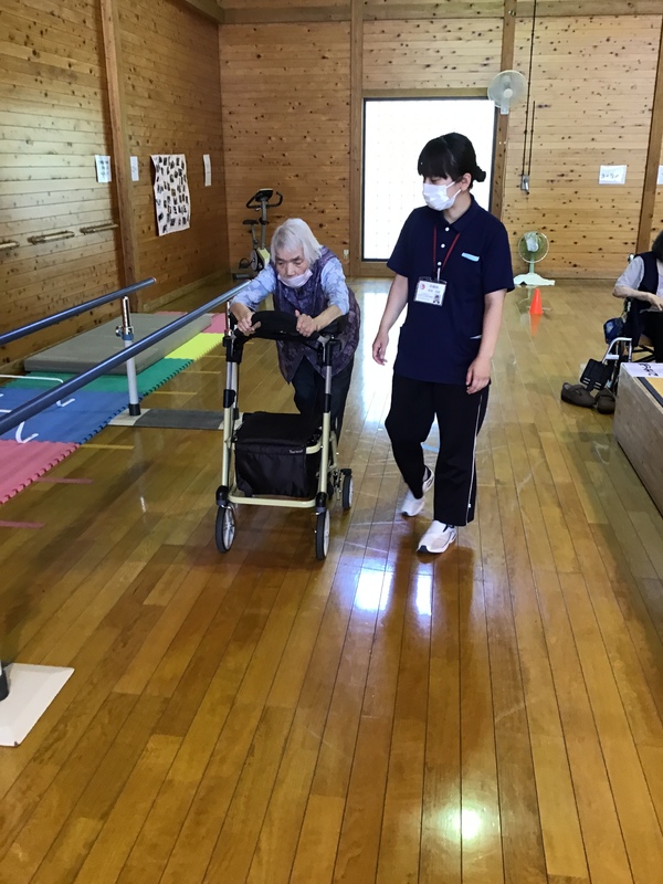 付き添いや話をしながら歩いています