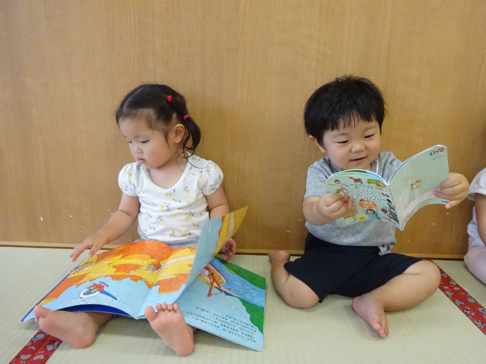 絵本を読んでいる様子