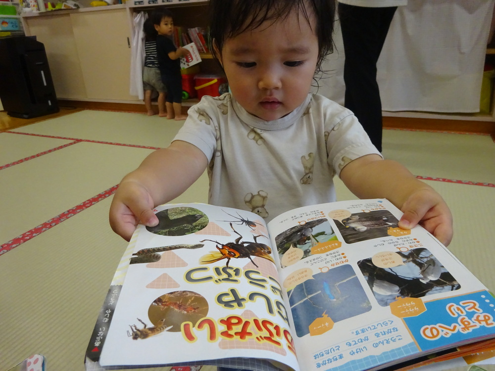 絵本を読んでいる様子