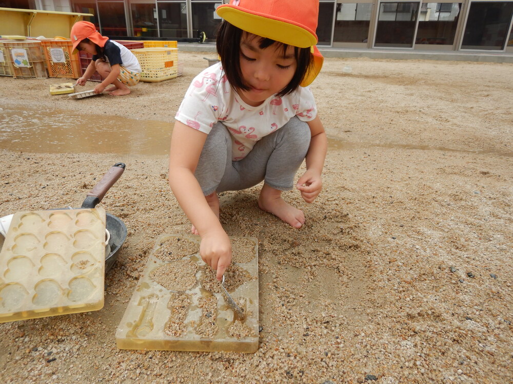 泥んこ遊びの様子 (1)