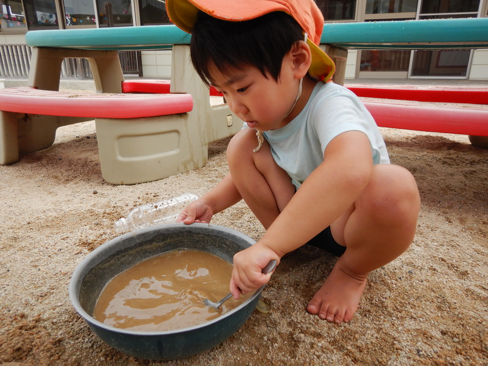 泥んこ遊びの様子 (2)