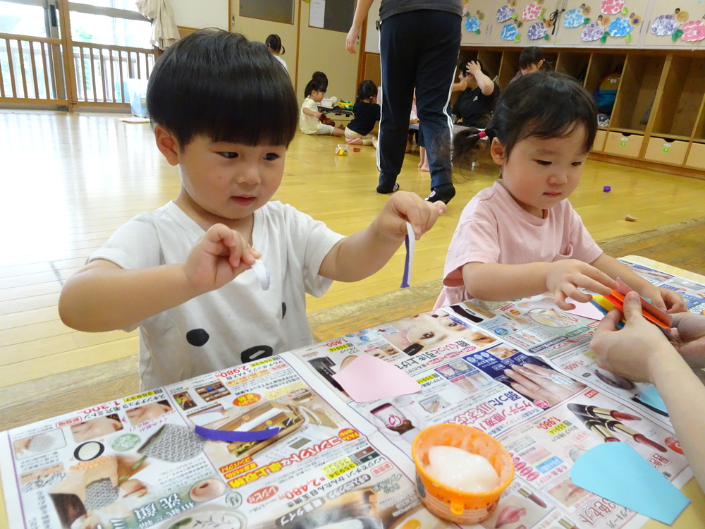 製作をする子ども