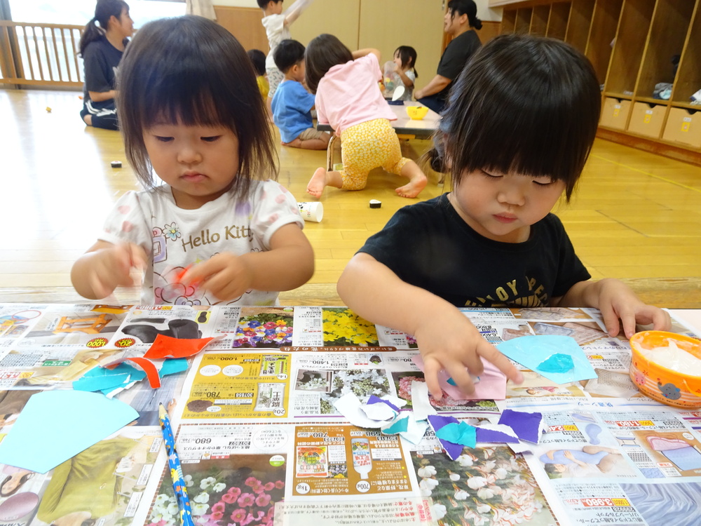 製作をする子ども (2)