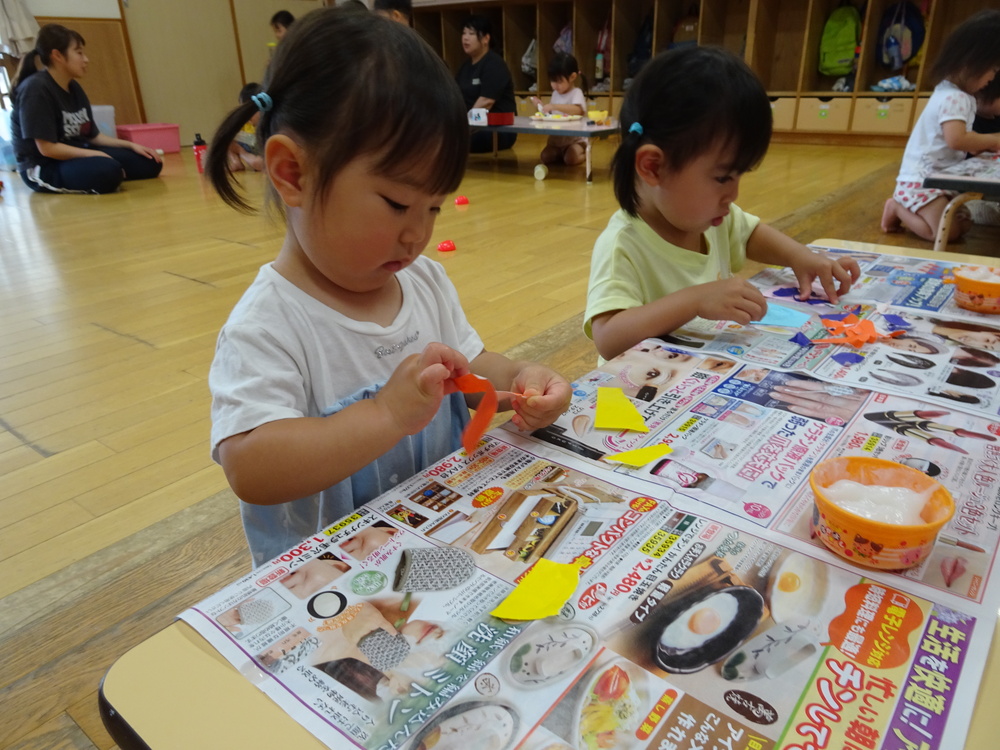 製作をする子ども (3)