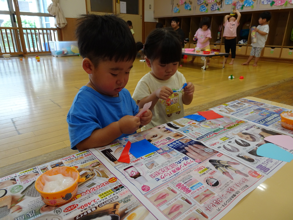 製作をする子ども (4)