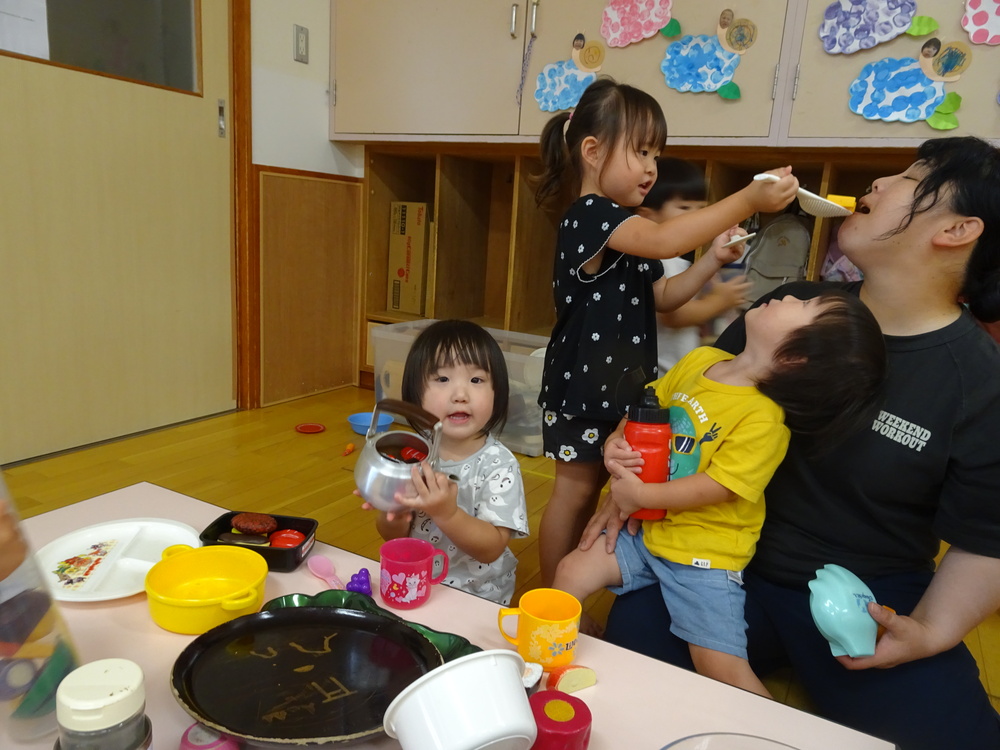 製作をする子ども (5)
