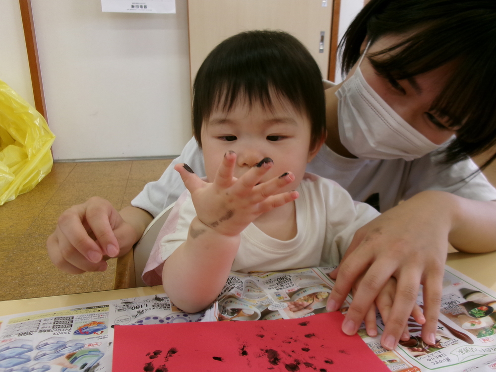 手を見る