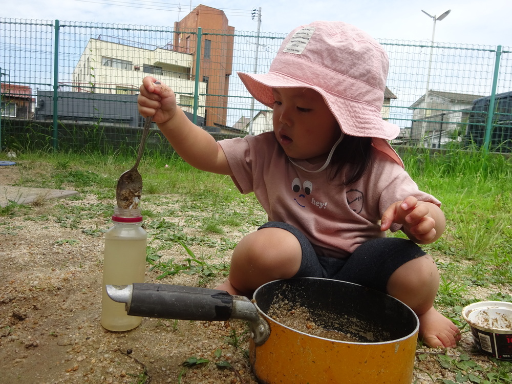 泥んこ遊びの様子 (3)