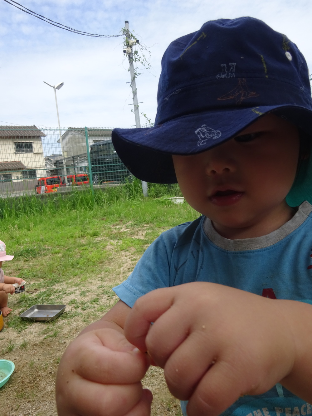 泥んこ遊びの様子 (2)
