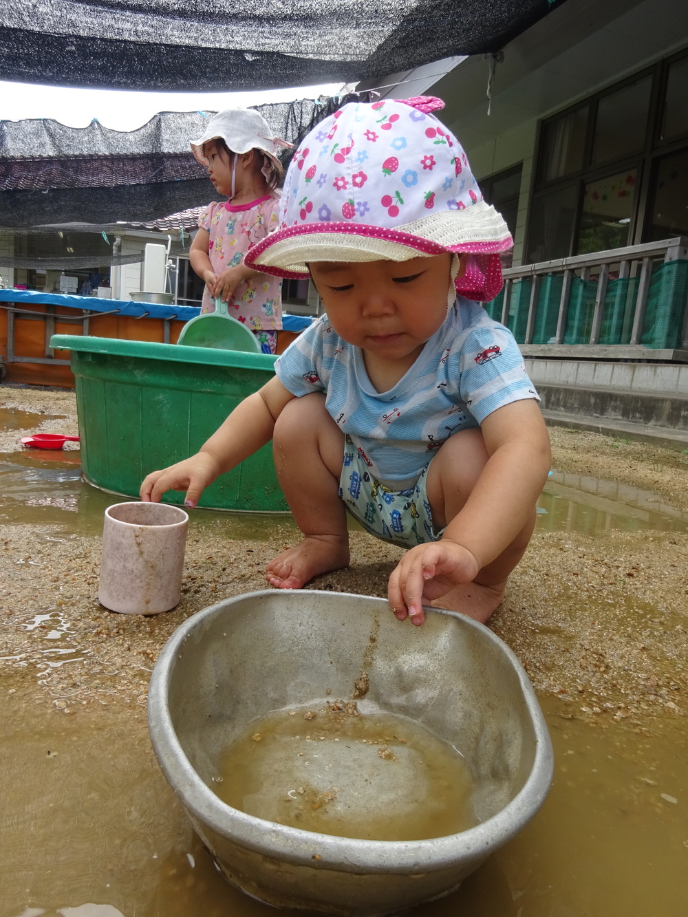 泥んこ遊びの様子 (4)