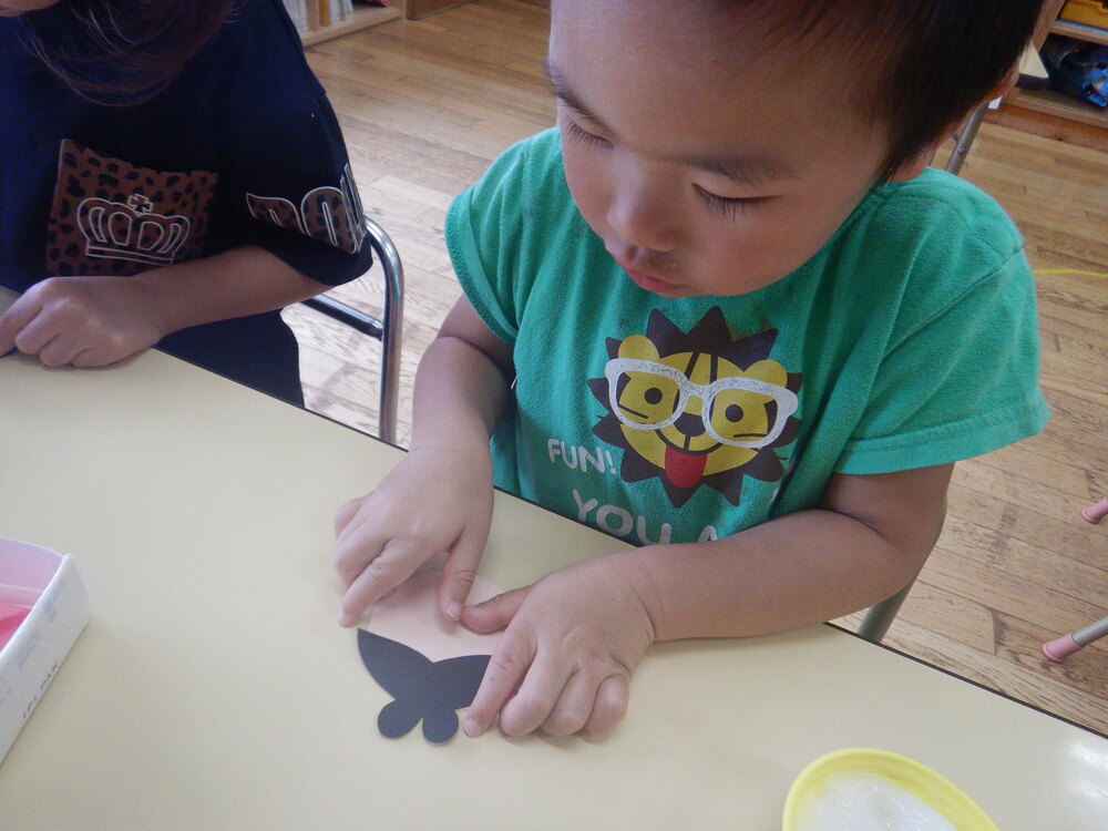 製作をする子ども