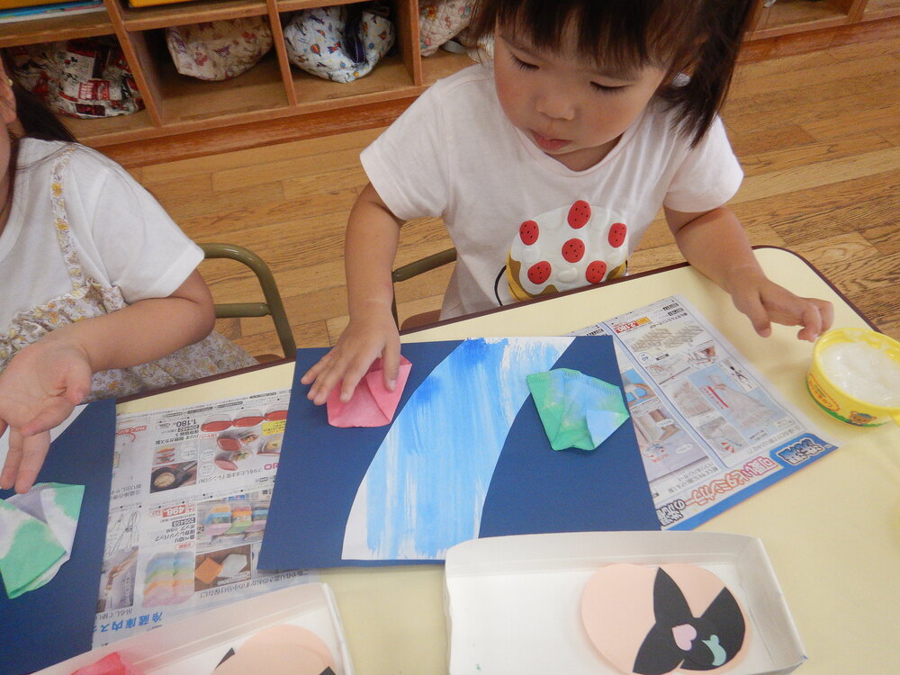 製作をする子ども