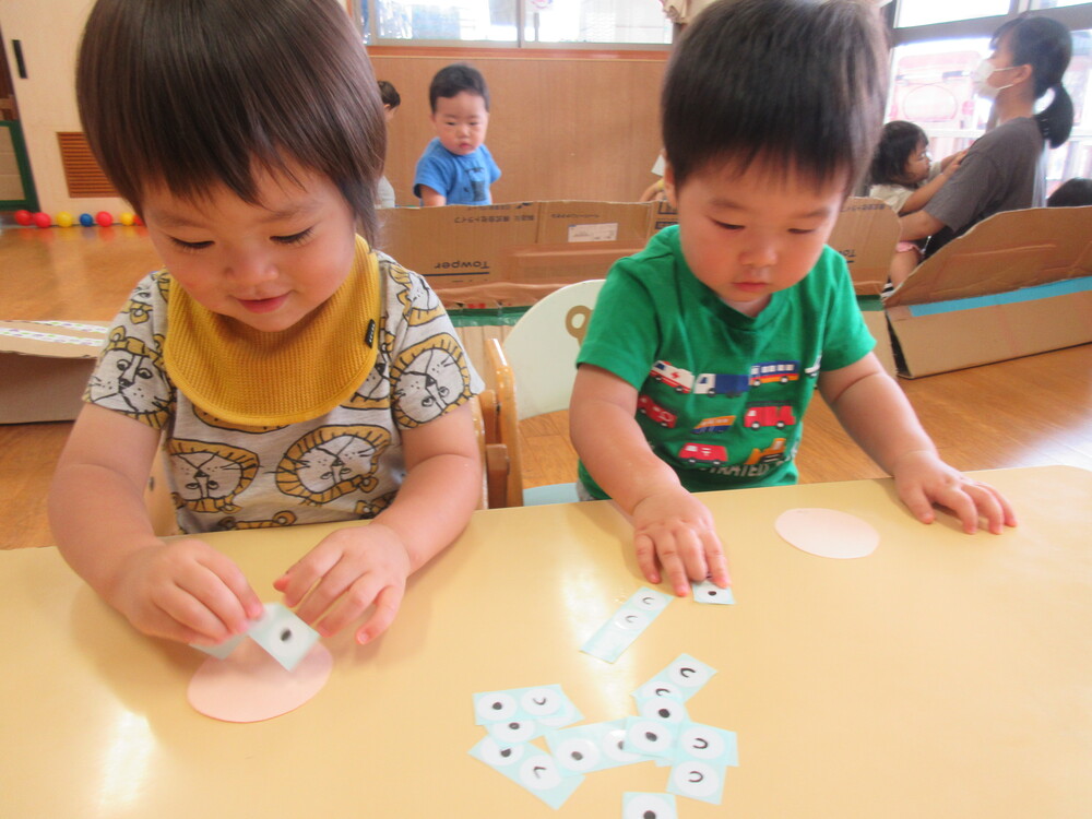 シールを選んでいる様子