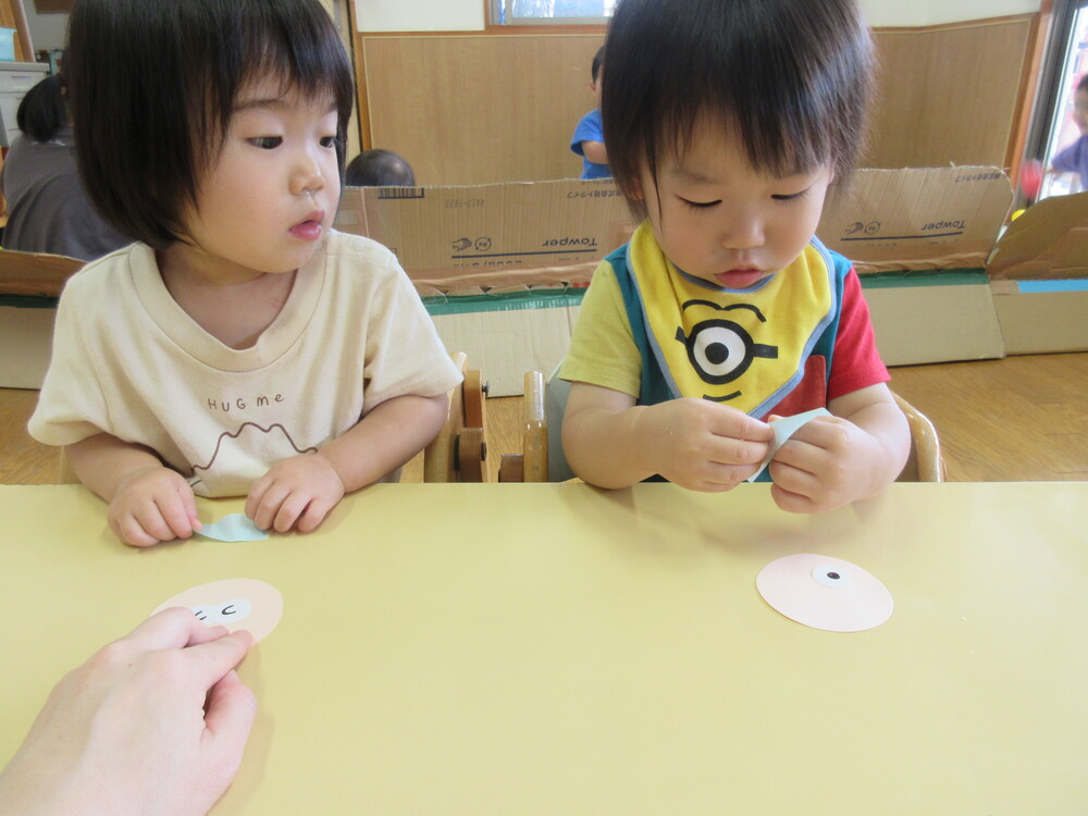 シール貼りの様子