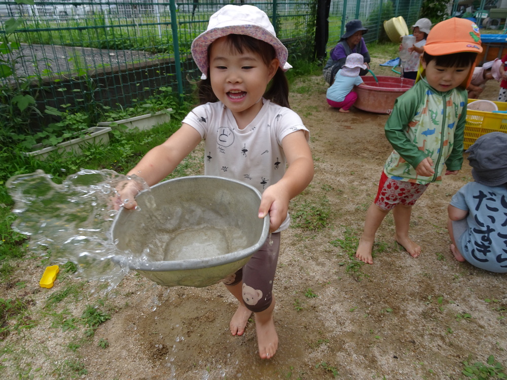 泥んこ遊びをする子ども (2)