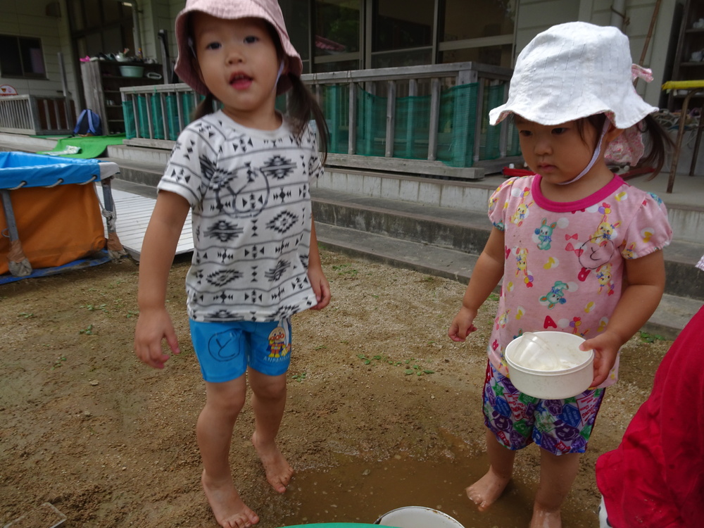 泥んこ遊びをする子ども (3)