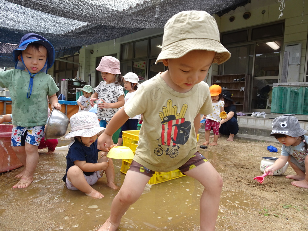 泥んこ遊びをする子ども (4)