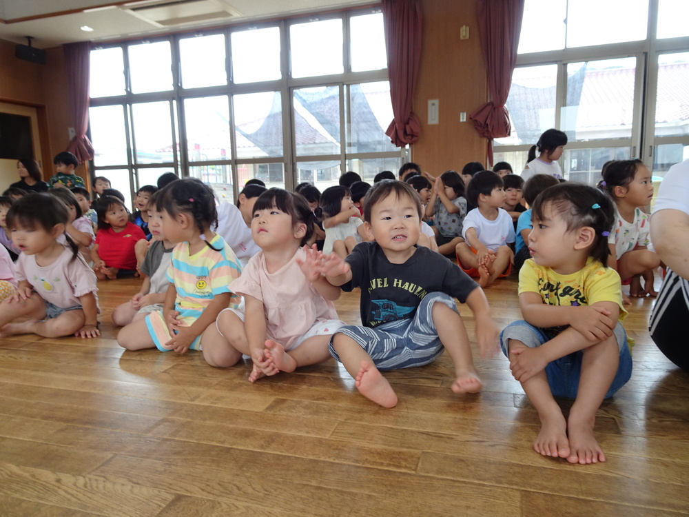 誕生会に参加する子ども (1)