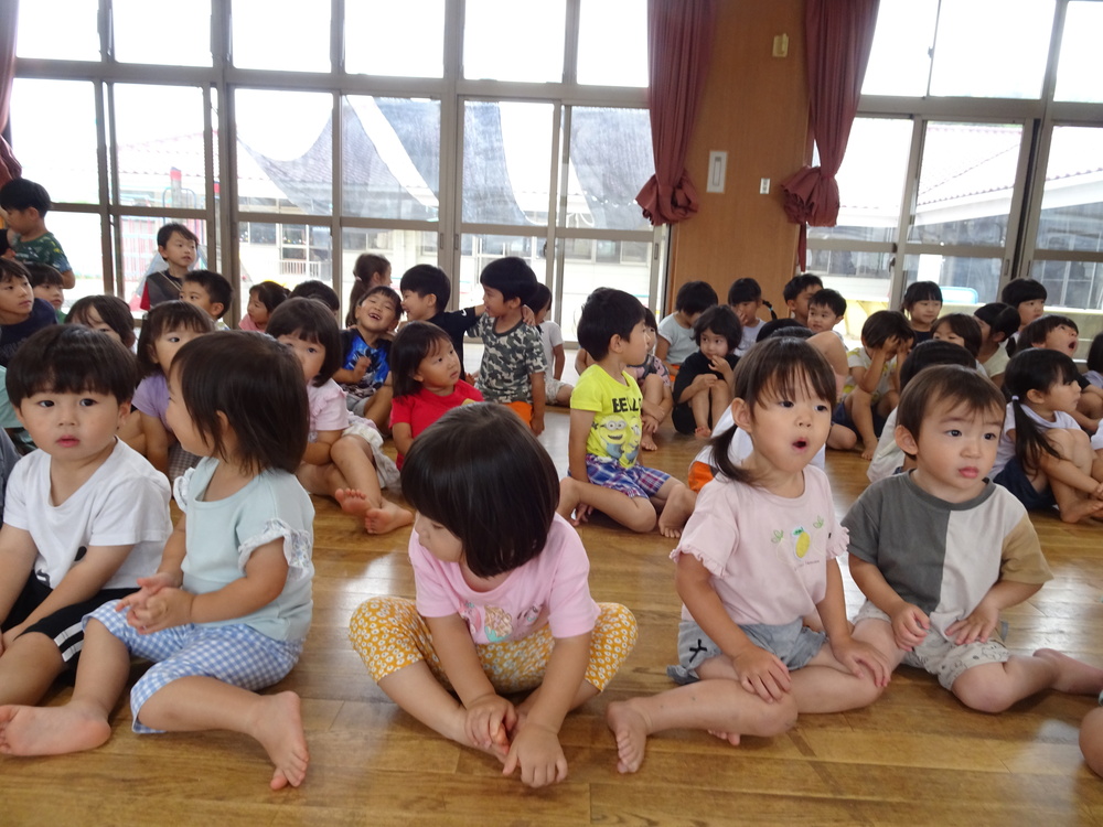 誕生会に参加する子ども (2)
