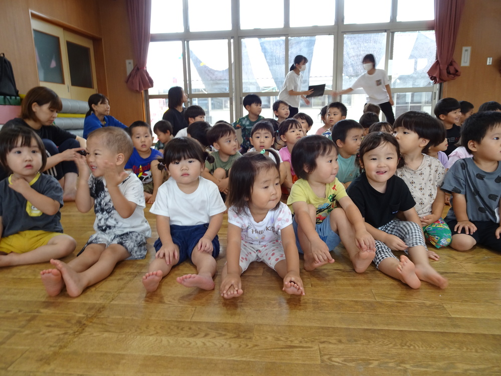 誕生会に参加する子ども (3)