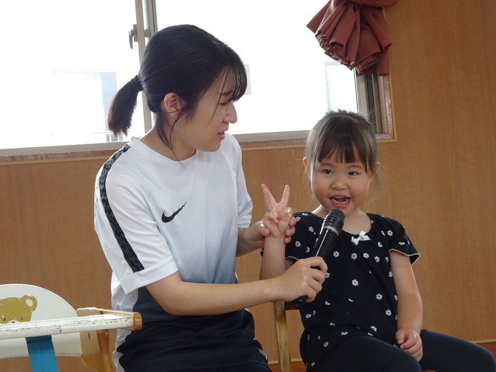 誕生会に参加する子ども (4)