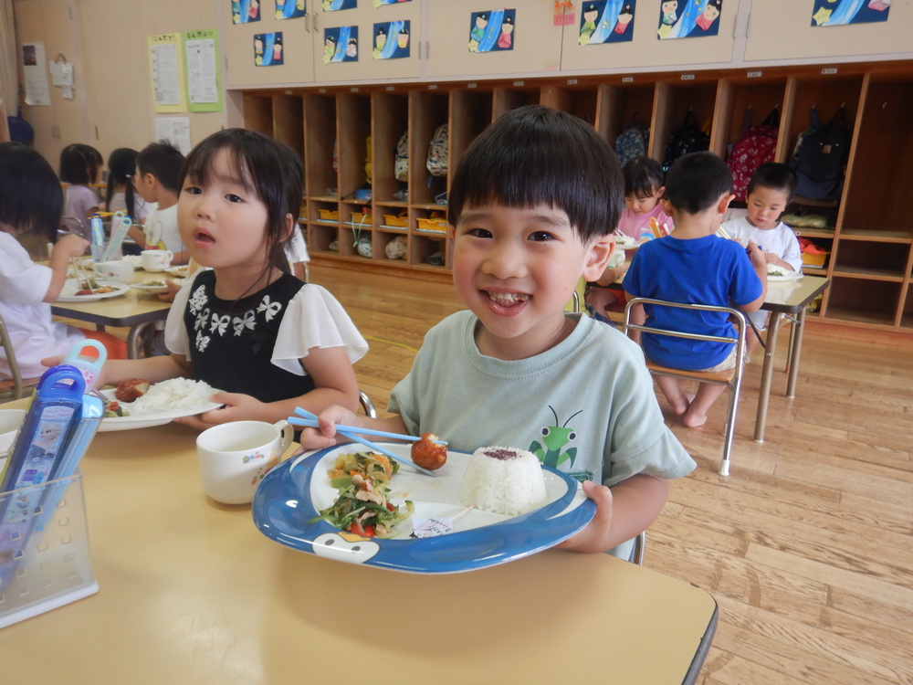 給食の様子 (2)