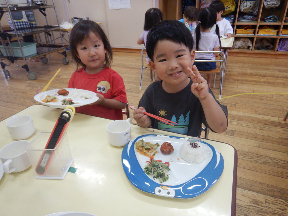 給食の様子 (1)
