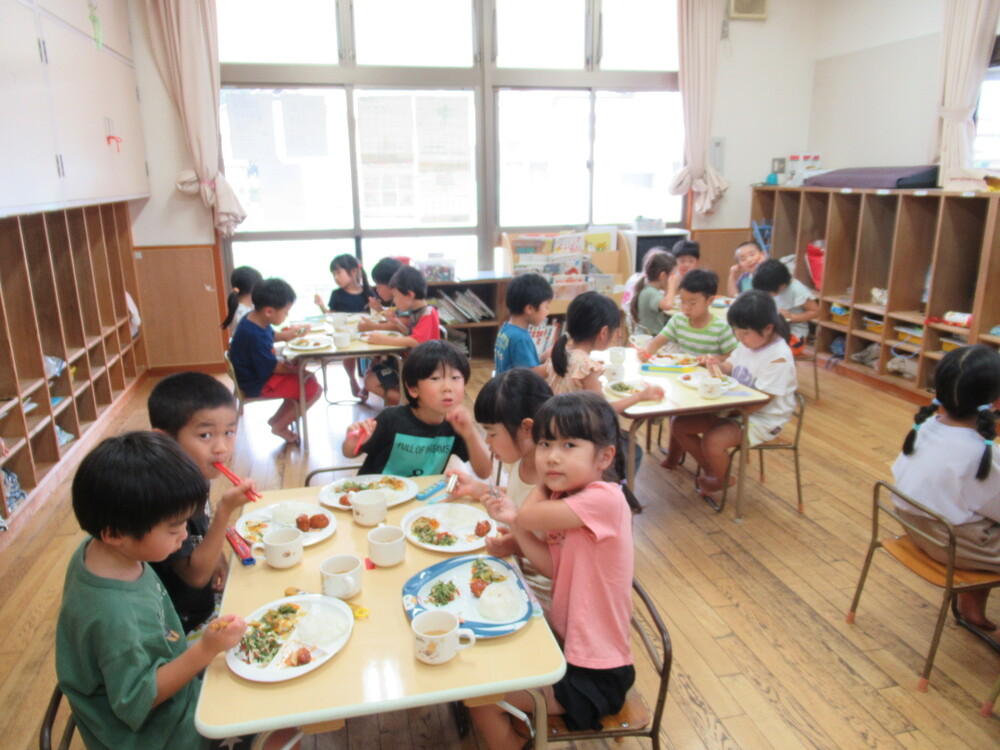 6月誕生日メニュー食事中