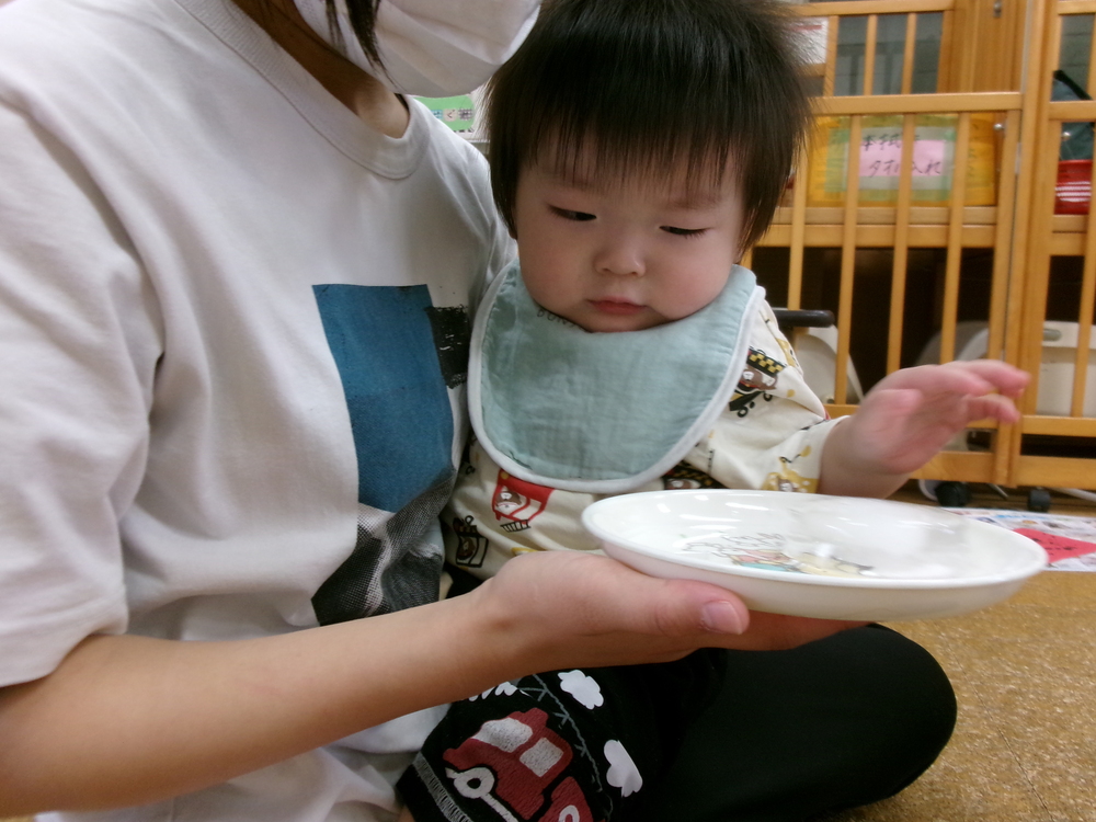 氷を触る