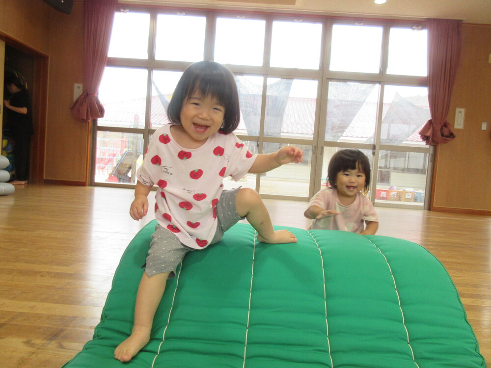 遊戯室で遊んでいる様子 (2)